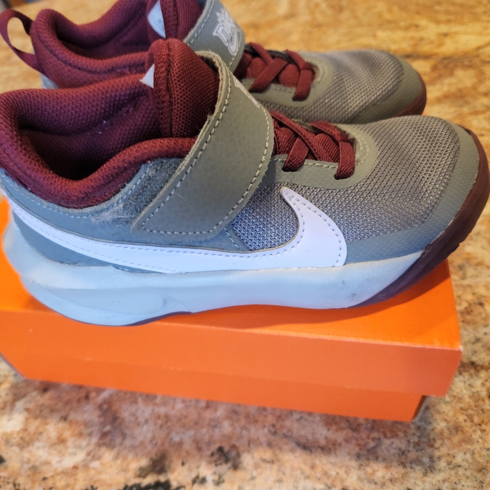 Boys Nike team hustle sneaker